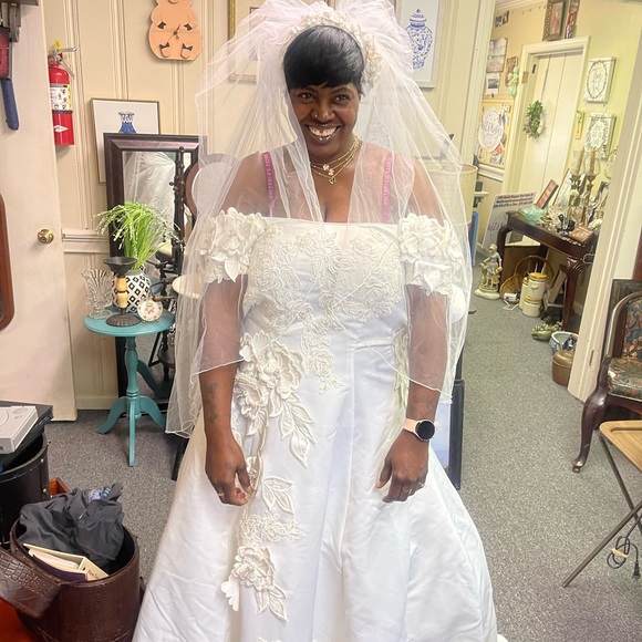 Wedding Dress - Picture 5 of 9